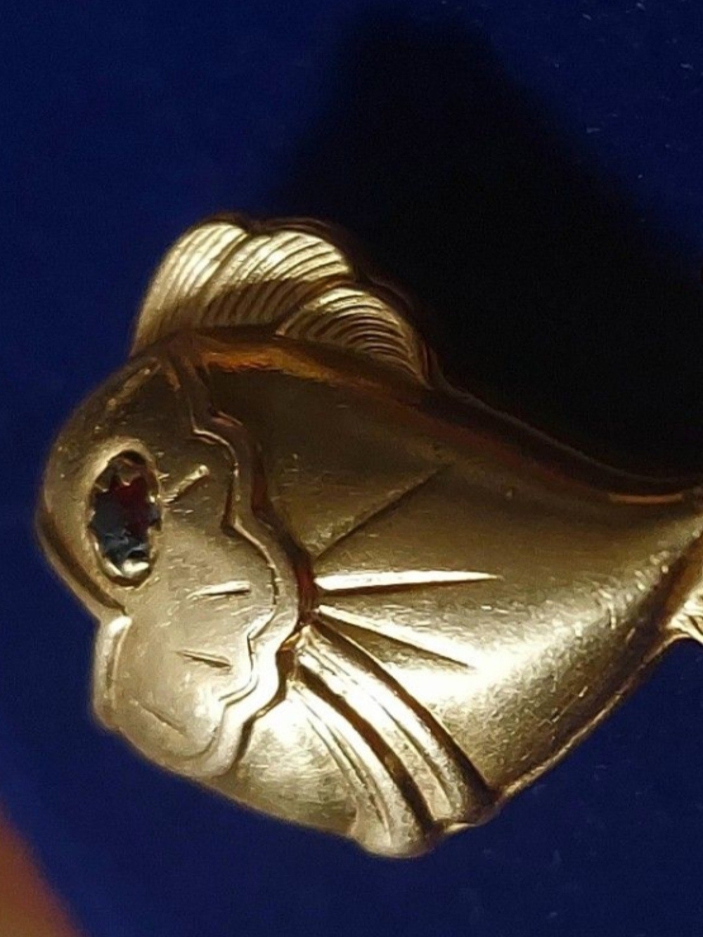 RARE ANTIQUES HANDMADE 18K.YELLOW FOLD LUCKY FISH & TWO  RUBY EYES.
WEIGHT:4.0 G